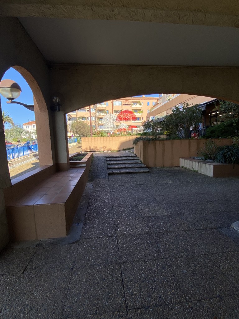 Vue sur une l'esplanade disgracieuse face à l'Hôtel de Ville. Un embellissement est urgemment nécessaire.