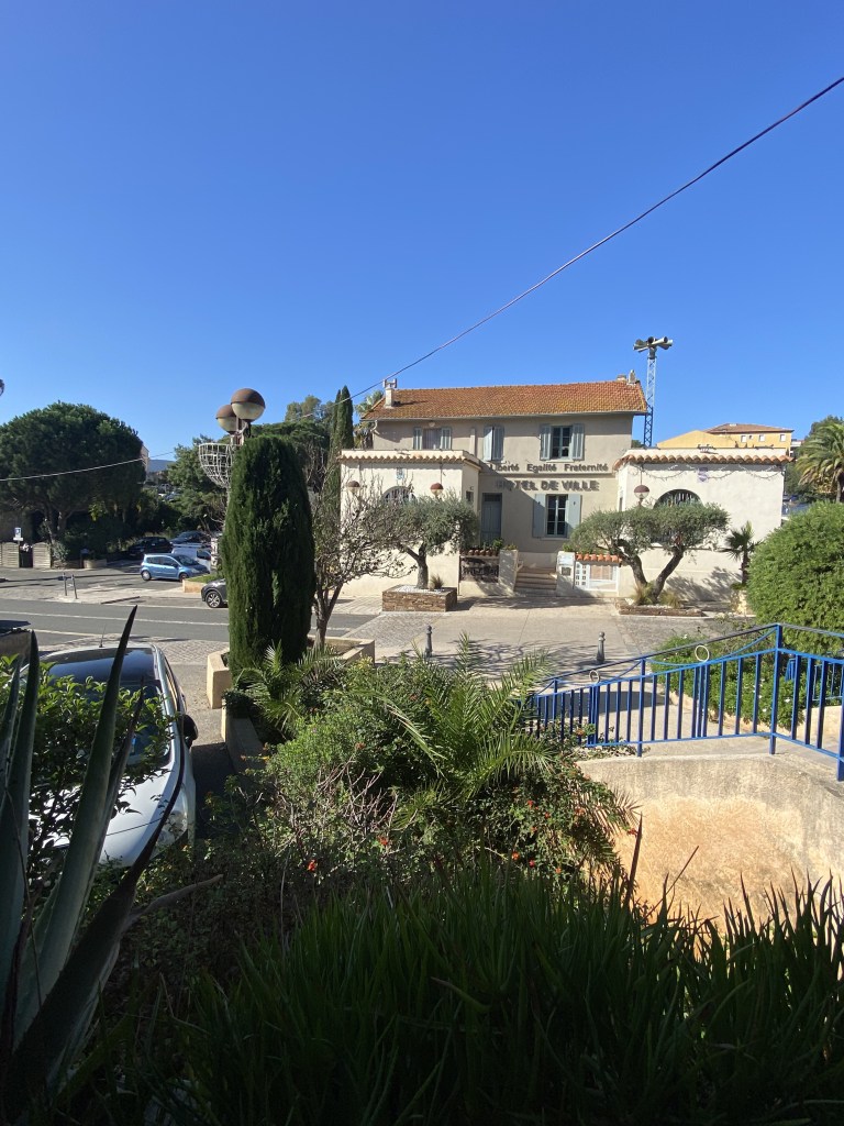 Vue de l'hôtel de ville de La Croix Valmer